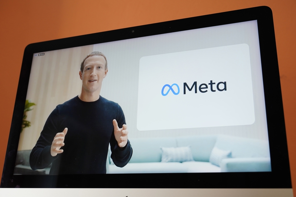 Sur l'écran d'un appareil à Sausalito, en Californie, Mark Zuckerberg  annonce le nouveau nom de la société, Meta, lors d'un événement virtuel, le jeudi 28 octobre 2021.