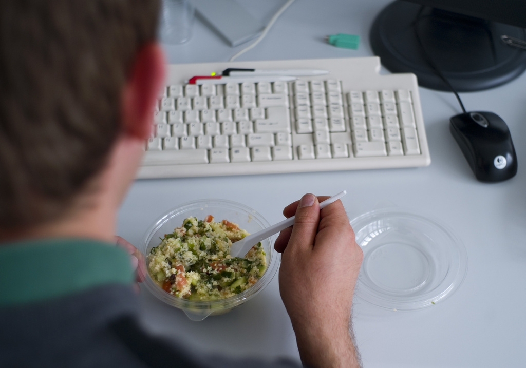 Les Suisses consacrent en moyenne 30 minutes à leur repas de midi pendant leur semaine de travail. (illustration)