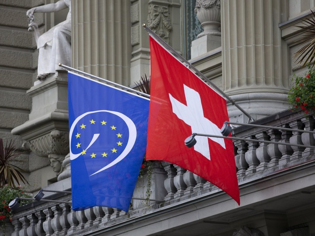 Le drapeau du Conseil de l'Europe flotte aux côtés du drapeau suisse sur le balcon du Palais fédéral (image d'illustration).