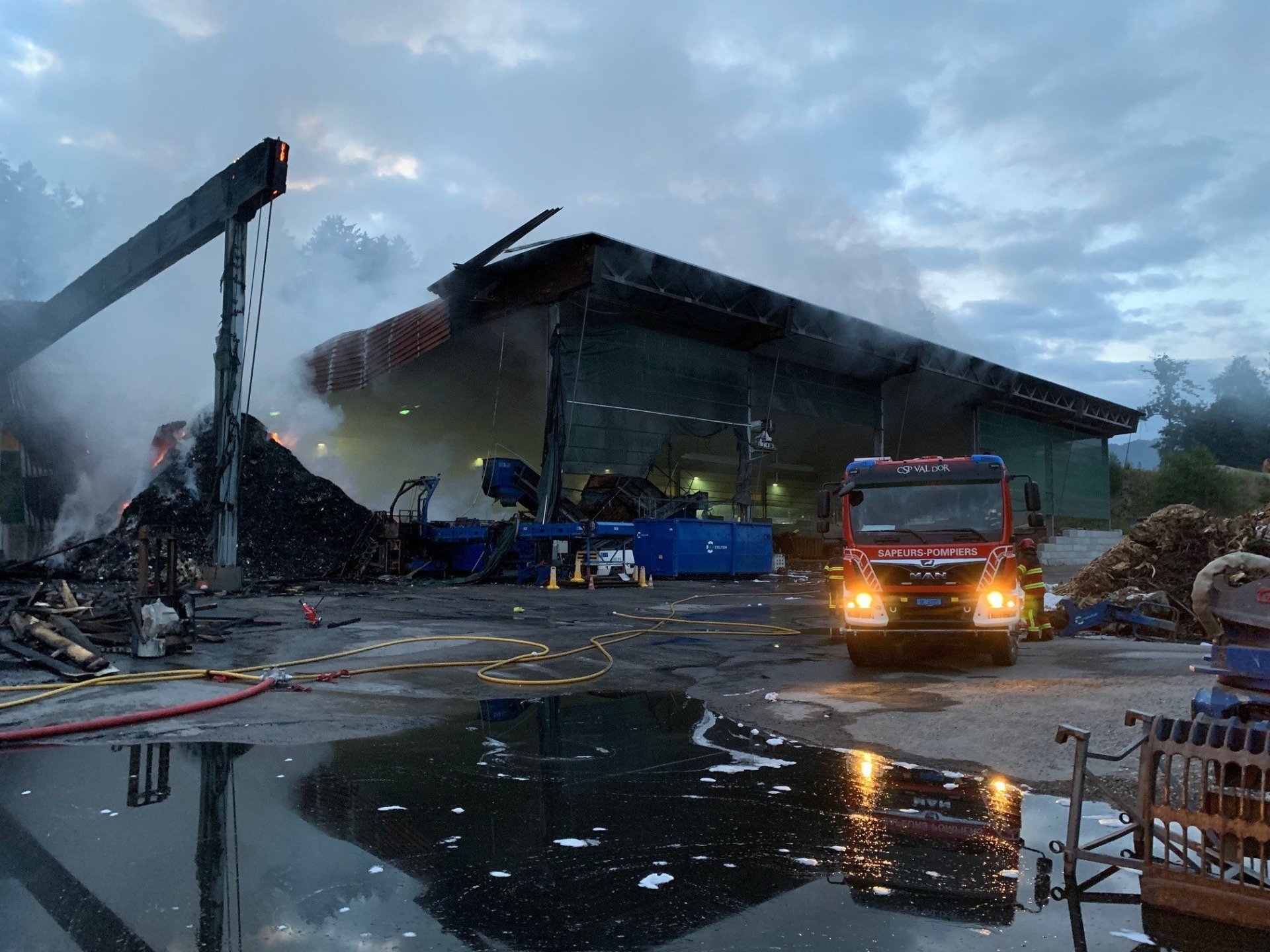 Le toit du hangar a été fortement endommagé et s’est en partie effondré.