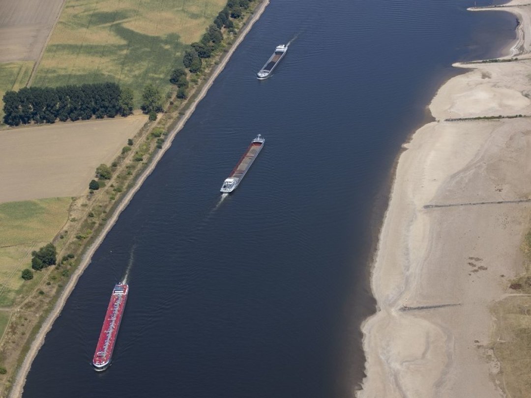 La navigation n'est possible que dans une mesure limitée sur le Rhin, photographié ici jeudi près de Cologne, en Allemagne.
