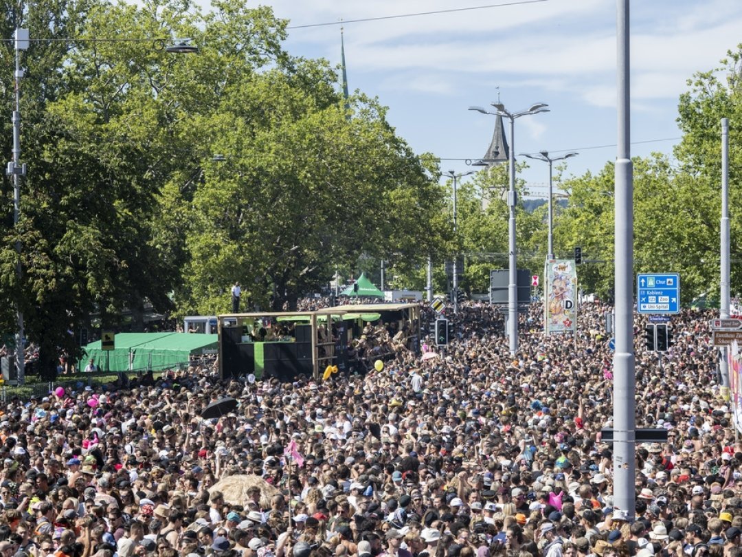 Des centaines de milliers de participants ont fait la fête pendant des heures en plein air.