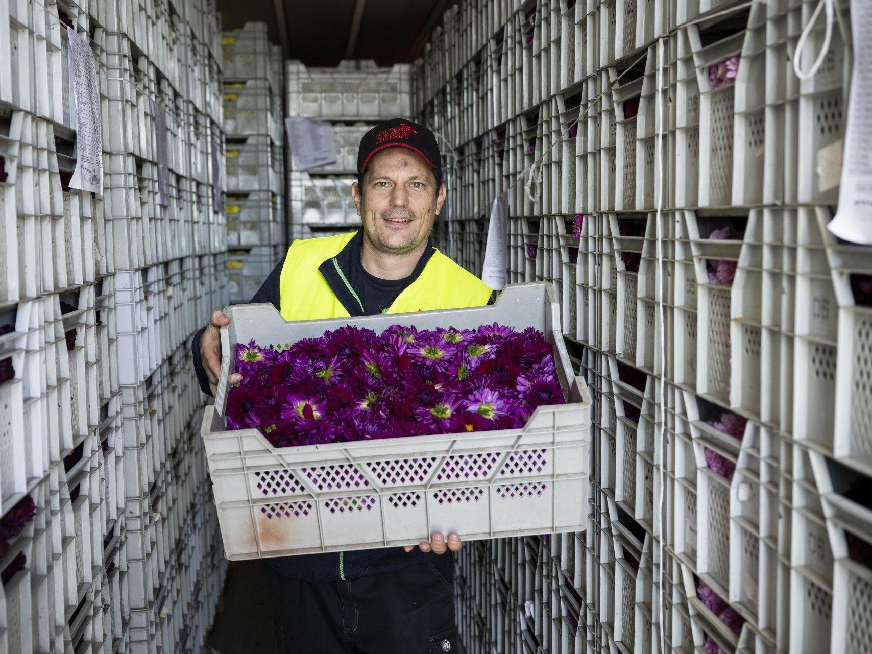 Le président de la commission du corso, Olivier Flühmann, dans le camion réfrigéré qui a transporté plus de 400 000 fleurs pour la Fête des vendanges.