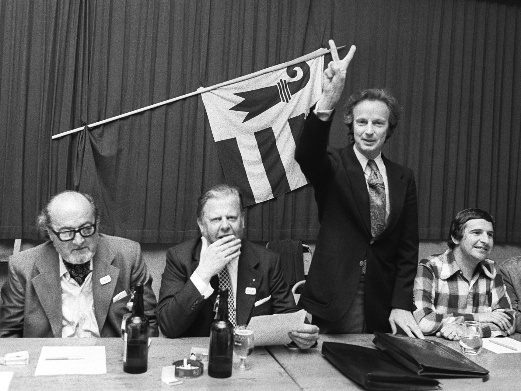 Roger Schaffter (à gauche) le soir du 23 juin 1974 aux côtés des des autres dirigeants du Rassemblement jurassien, dont Roland Béguelin (debout, au centre).