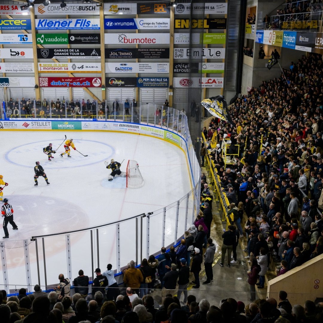 Le HC Ajoie et ses supporters, lors du championnat suisse de hockey sur glace de National League, face à Langnau.