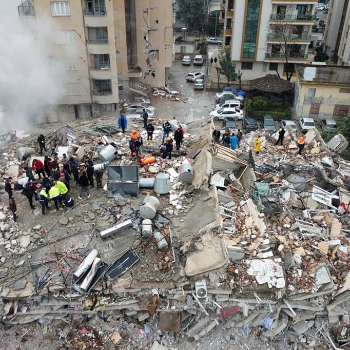 Des équipes de secours recherchent des personnes dans un bâtiment détruit à Kahramanmaras, en Turquie.
