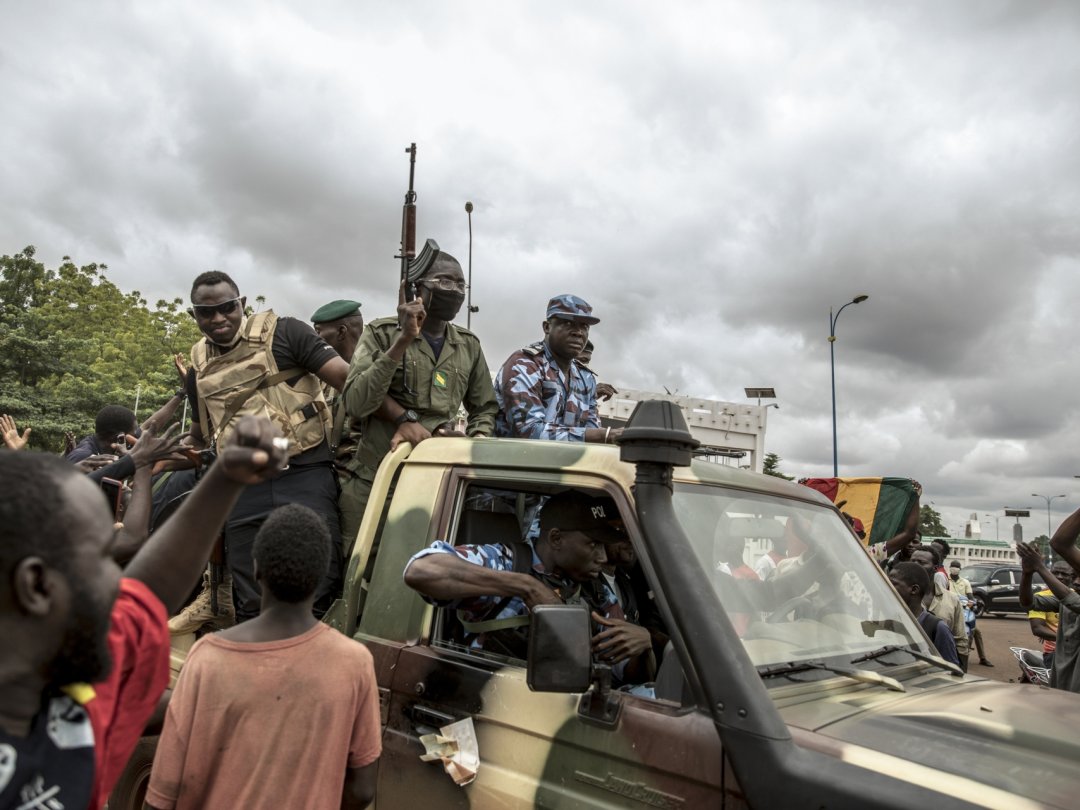 Le 19 août 2020, les forces armées maliennes défilent à Bamako, au lendemain de leur attaque du domicile du président Ibrahim Boubacar Keita, dès lors placé sous leur garde.