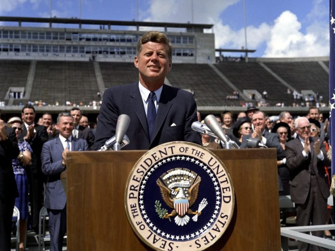 L'ancien président John F. Kennedy, mort en novembre 1963, a marqué l'histoire en raison de ses talents d'orateur, notamment.