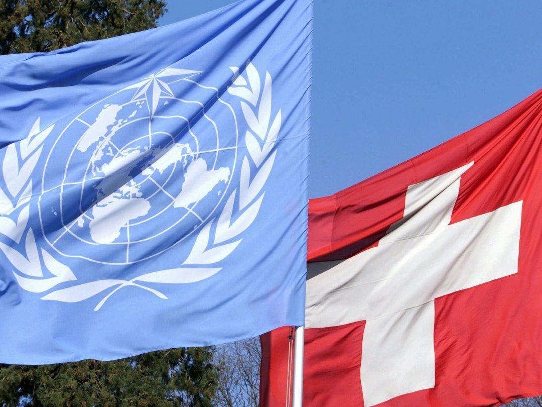 Les drapeaux des Nations Unies et de la Confédération helvétique flottant à Genève.