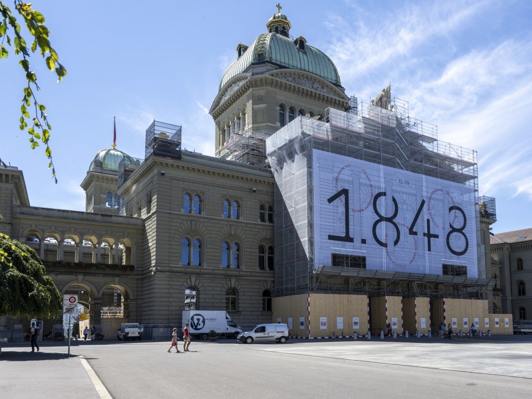 A l'occasion du 175e anniversaire de la Constitution fédérale, une banderole comportant l'année de rédaction du texte avait été exposée sur la façade du Conseil fédéral.