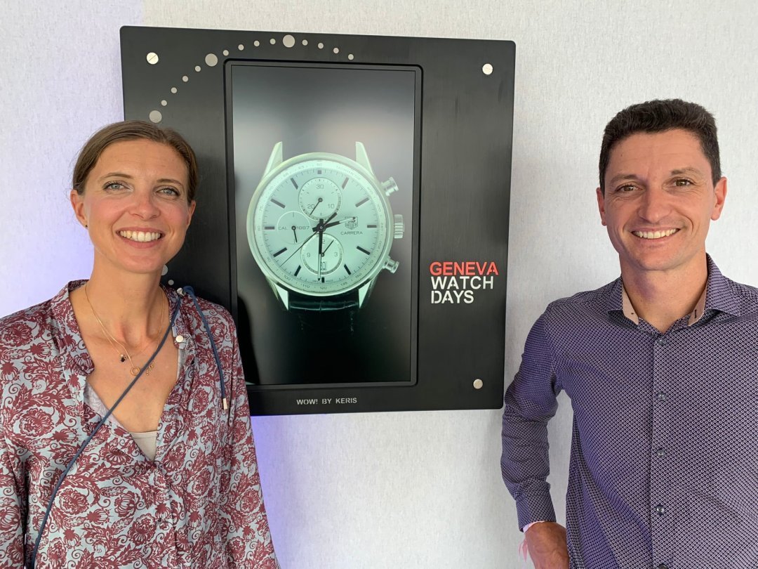Marie-Aude Acker et Guillaume Sireyx devant leur dernière invention: WoW, un tableau qui permet de filmer et projeter sa montre sur un grand écran.