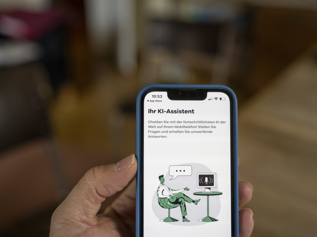 L'intelligence artificielle, ici un chatbot pris sur un smartphone à Berne en janvier dernier, pose des questions en termes de droits pour les employés.