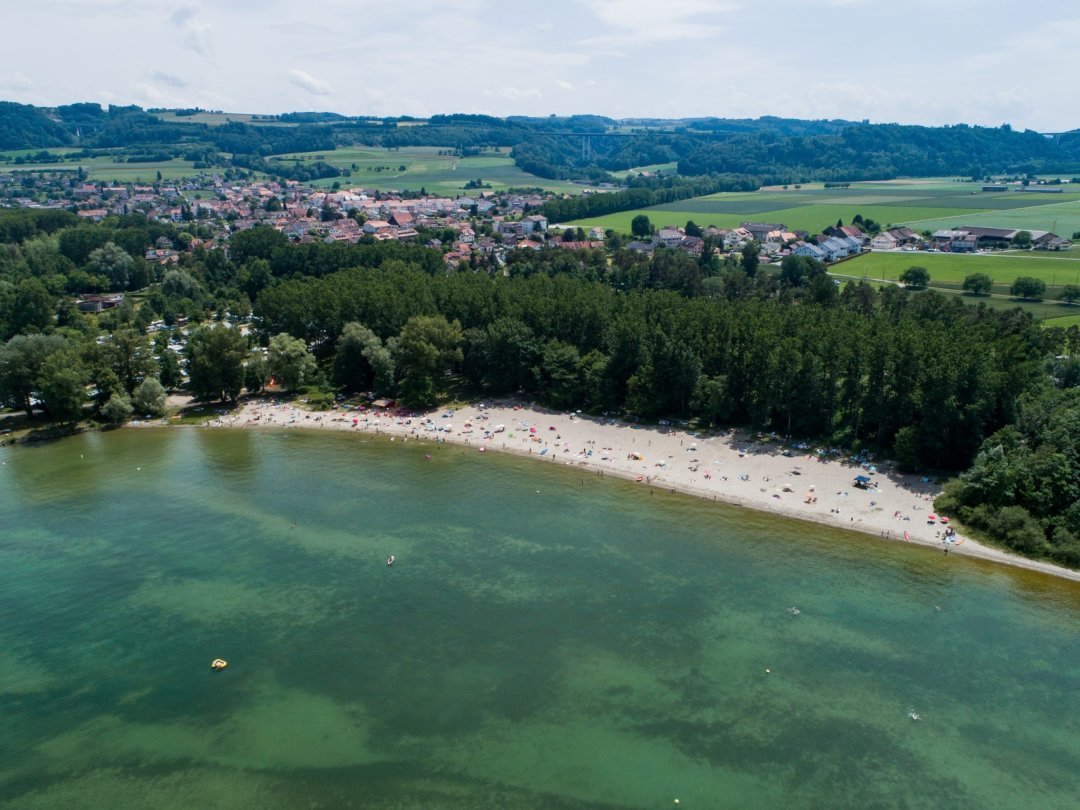 Yvonand est notamment connu pour sa plage de sable, au bord du lac de Neuchâtel.