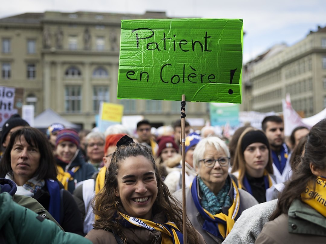 Les physiothérapeutes et des patients ont manifesté contre les projets du Conseil fédéral vendredi à Berne.
